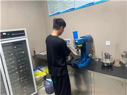 夏季聚羧酸減水劑易發(fā)霉變質(zhì)，可以如何解決？